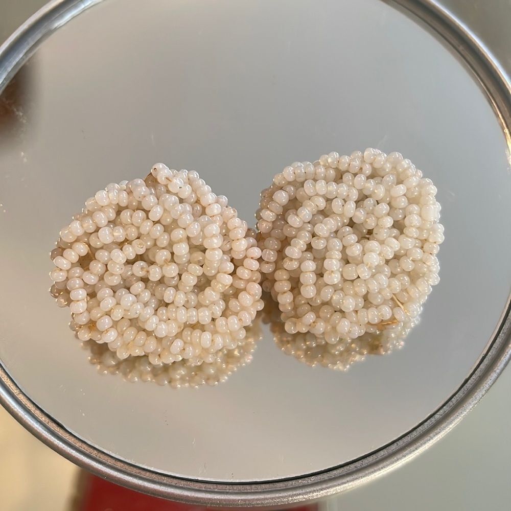 Vtg tiny white bead cluster round clip on earrings
